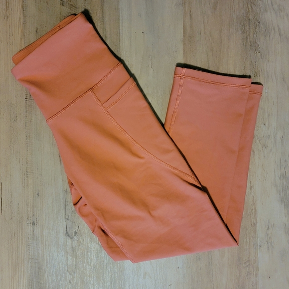 Old Navy Powersoft Elevate Crop Leggings - Picture 3 of 3